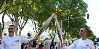 PATINAJE SOBRE RUEDAS LEVANTA LA ANTORCHA OLÍMPICA