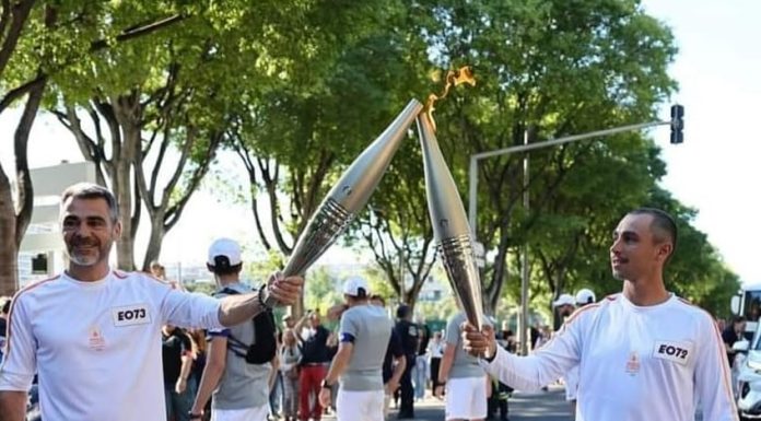 PATINAJE SOBRE RUEDAS LEVANTA LA ANTORCHA OLÍMPICA